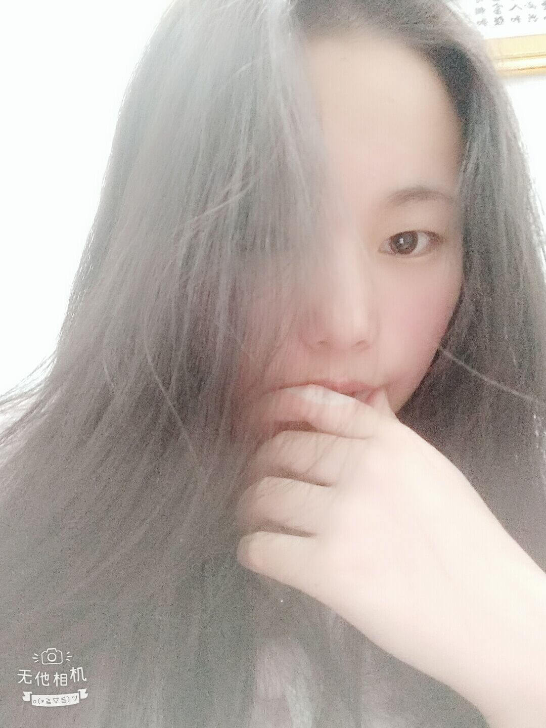 但他依然乐观，微笑着，等待着